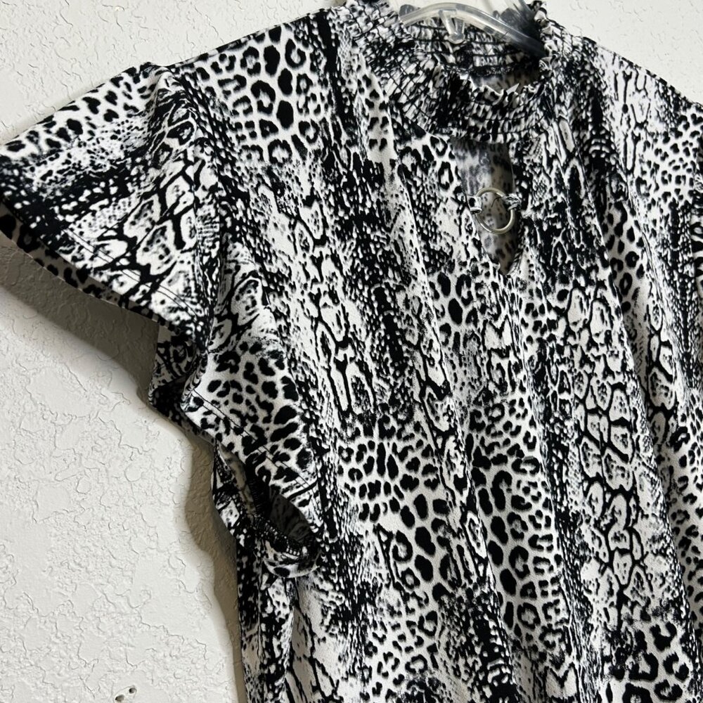 NY Women Collection Black and White Animal Print Front Keyhole 1X Blouse - Picture 5 of 13